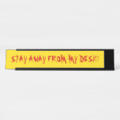 赤怒は「机遠くにから離れろ!」黄色 デスクネームプレート (正面)