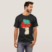 赤斑のキノコに乗ったかわいいカエル Tシャツ (正面フル)
