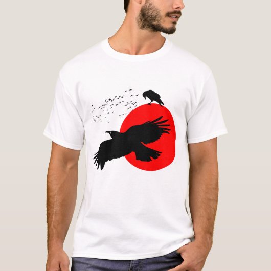 赤日飛んでいる紅に対するクロウシルエット Tシャツ (正面)