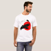 赤日飛んでいる紅に対するクロウシルエット Tシャツ (正面フル)