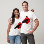 赤日飛んでいる紅に対するクロウシルエット Tシャツ (ユニセックス)