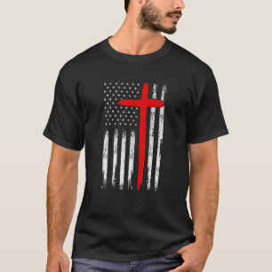 赤最高の十字へアメリカ国旗の消防士の砦 Tシャツ