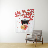 赤桜こけし人形 – かわいい日本の芸者 タペストリー (インサイチュ)