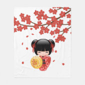 赤桜こけし人形 – かわいい日本の芸者 フリースブランケット (正面)