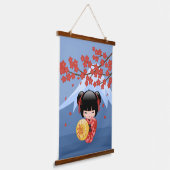 赤桜こけし人形 – かわいい日本の芸者 吊り下げ型タペストリー (傾斜あり)
