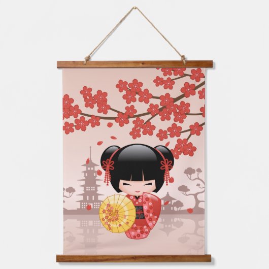 赤桜こけし人形 – かわいい日本の芸者 吊り下げ型タペストリー (正面)