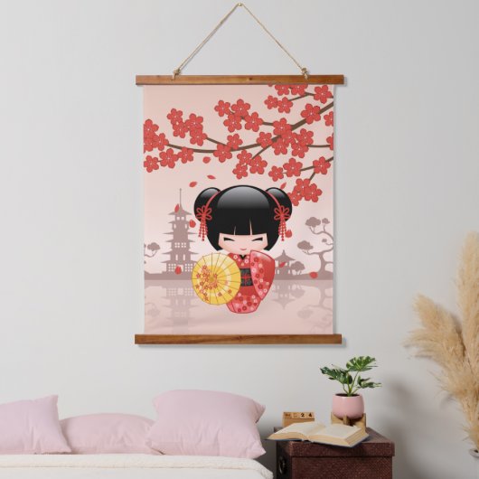 赤桜こけし人形 – かわいい日本の芸者 吊り下げ型タペストリー (寝室)