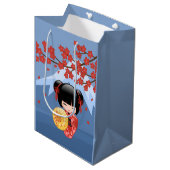 赤桜こけし人形 – かわいい芸者ガールブルー ミディアムペーパーバッグ (正面アングル)