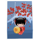 赤桜こけし人形 – かわいい芸者ガールブルー ミディアムペーパーバッグ (裏面)