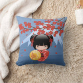 赤桜こけし人形 – かわいい芸者ガール クッション (ブランケット)