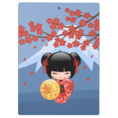 赤桜こけし人形 – かわいい芸者ガール クリップボード (裏面)