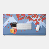 赤桜こけし人形 – かわいい芸者ガール デスクマット (キーボード&マウス)