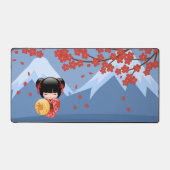 赤桜こけし人形 – かわいい芸者ガール デスクマット (正面)