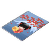 赤桜こけし人形 – かわいい芸者ガール ノートブック (左側)