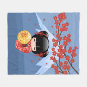 赤桜こけし人形 – かわいい芸者ガール フリースブランケット (正面(横))