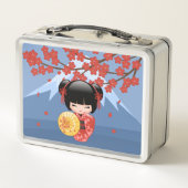 赤桜こけし人形 – かわいい芸者ガール メタルランチボックス (裏面)