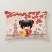 赤桜こけし人形 – 日本の芸者 アクセントクッション (正面)