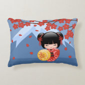 赤桜こけし人形 – 日本の芸者 アクセントクッション (正面)