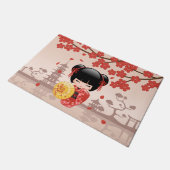 赤桜こけし人形 – 日本の芸者 ドアマット (アングル)