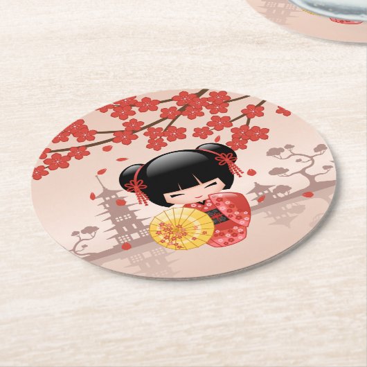 赤桜こけし人形 – 日本の芸者 ラウンドペーパーコースター (アングル)