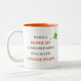 赤毛の女性がおかしくなる ギンガースナップスのシャムロック 冗談グッズ ツートーンマグカップ