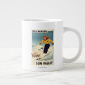 赤毛の女性がにこにこしてスキーのポスター ジャンボコーヒーマグカップ (右)