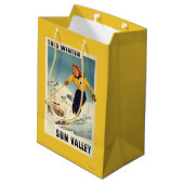 赤毛の女性の微笑し、スキーポスター ミディアムペーパーバッグ (裏面アングル)