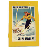 赤毛の女性の微笑し、スキーポスター ミディアムペーパーバッグ (正面)