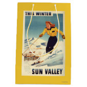 赤毛の女性の微笑し、スキーポスター ミディアムペーパーバッグ (裏面)