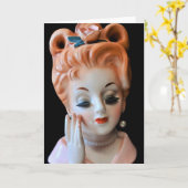 赤毛の女性の頭の花瓶ピンクのバラが髪の人形に カード (黄色い花)