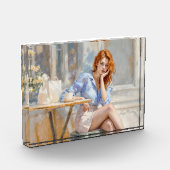 赤毛の美しいの女の子はカフェの柔らかい芸術に座って フォトブロック (左)