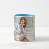 赤毛の美しいの女の子はカフェの柔らかい芸術に座って マグカップ (中央)