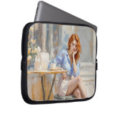 赤毛の美しいの女の子はカフェの柔らかい芸術に座って ラップトップスリーブ (正面右)