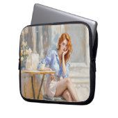 赤毛の美しいの女の子はカフェの柔らかい芸術に座って ラップトップスリーブ (正面左)