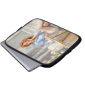 赤毛の美しいの女の子はカフェの柔らかい芸術に座って ラップトップスリーブ (正面下部)