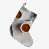 赤液を充填した白色セラミックス製ティーカップ スモールクリスマスストッキング (正面 (吊り時))