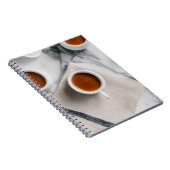 赤液を充填した白色セラミックス製ティーカップ ノートブック (右側)