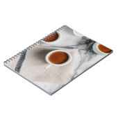 赤液を充填した白色セラミックス製ティーカップ ノートブック (左側)