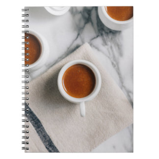 赤液を充填した白色セラミックス製ティーカップ ノートブック