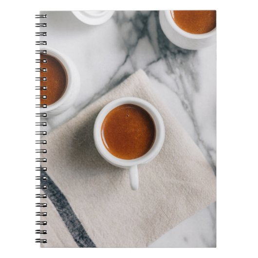 赤液を充填した白色セラミックス製ティーカップ ノートブック (正面)