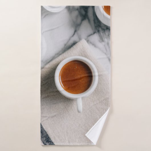 赤液を充填した白色セラミックス製ティーカップ バスタオル (バスタオル)