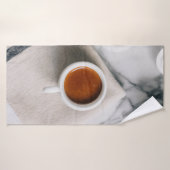 赤液を充填した白色セラミックス製ティーカップ バスタオル (バスタオル)