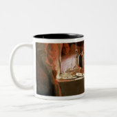 赤灯の下、c.1910 ツートーンマグカップ (左)