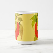 赤熱したチリペッパーオンつる植物グリーン葉の花 コーヒーマグカップ (中央)