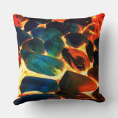 赤熱の火山性溶岩またはエンバーの上の海の牡蠣の殻 クッション (裏面)