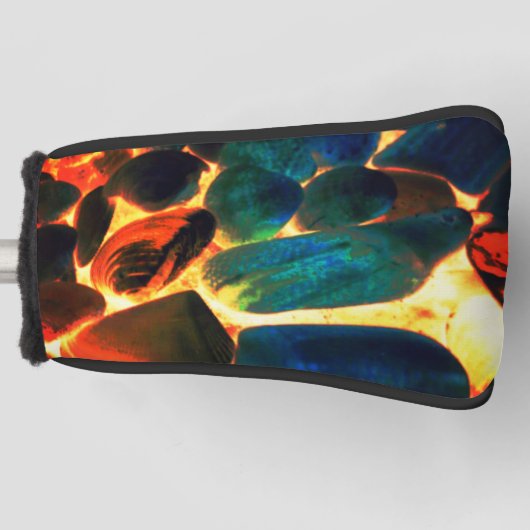 赤熱の火山性溶岩またはエンバーの上の海の牡蠣の殻 ゴルフヘッドカバー (正面)