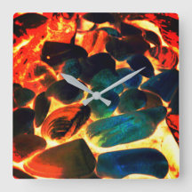 赤熱の火山性溶岩またはエンバーの上の海の牡蠣の殻