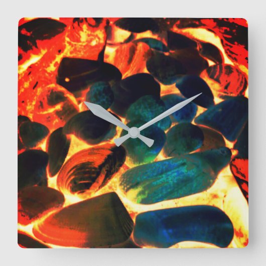 赤熱の火山性溶岩またはエンバーの上の海の牡蠣の殻 スクエア壁時計 (正面)