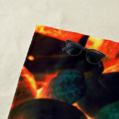 赤熱の火山性溶岩またはエンバーの上の海の牡蠣の殻 ビーチタオル (インサイチュ)