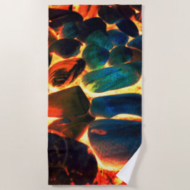 赤熱の火山性溶岩またはエンバーの上の海の牡蠣の殻 ビーチタオル